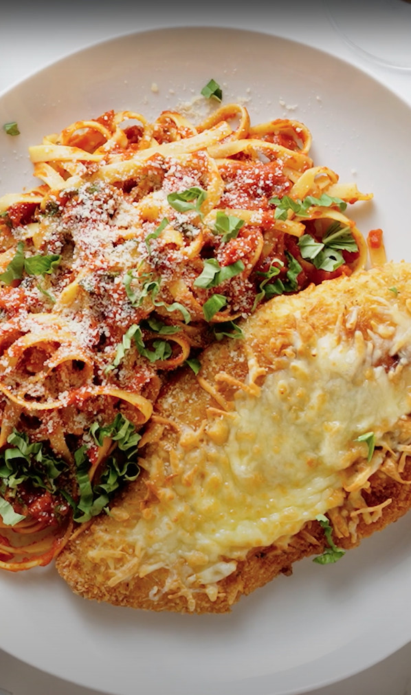 Fettuccine marinara con pollo parmesano